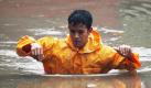 epa02852397 A Filipino crosses floodwaters in Quezon City, east of Manila, Philippines 02 August 2011. At least 61 people were killed in back-to-back storms in the Philippines, according to a government agency. The Office of Civil Defence (OCD) said four people were killed in the latest storm to have pummeled the country since 28 July. Typhoon Muifa with maximum sustained winds of 175 kilometres per hour and gusts of up to 210 kph did not make landfall but caused heavy rains. The OCD said the death toll in Tropical Storm Nock-Ten, which hit the Philippines from 26 to 28 July, rose to 57 as more bodies of missing fishermen were recovered. EPA/ROLEX DELA PENA +++(c) dpa - Bildfunk+++
pixel



Stürme fordern weitere Todesopfer auf Philippinen
Vorspann: 	
Text: 	

Manila (dpa) - Wenige Tage nach dem verheerenden Tropensturm «Nock-Ten» mit mindestens 57 Toten hat ein Taifun auf den Philippinen weitere Menschenleben gefordert. «Muifa» zog zwar an der Küste vorbei und ist nun auf dem Weg Richtung Taiwan und Japan. Doch verursachte das Unwetter in der Provinz Bohol einen Erdrutsch, der zwei Menschen unter sich begrub. Vor Manila ertranken zwei Fischer. «Nock-Ten» hatte weite Landstriche an der Ostküste unter Wasser gesetzt. 24 Menschen werden noch vermisst. Der Wetterdienst warnte bereits vor einem weiteren Sturmtief, das sich in Richtung Philippinen bewegt.
Ressort: 	Schlaglichter
Schlagworte: 	Wetter/Unwetter/Philippinen/ Foto: dpa