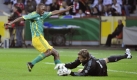 Rene Adler musste auch ran: Hier klärt er vor Bernard Parker.
 Foto: ddp