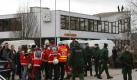 Nach dem Amoklauf sitzt der Schock bei den Betroffenen tief. An der Albertville-Realschule, die mit einem Gymnasium in einem Schulzentrum mit 1000 Schlern untergebracht ist, stellten sich auch die vielen Einsatzkrfte die Frage, warum es nach den Amoklufen von Erfurt und Emsdetten wieder zu einer Bluttat an einer deutschen Schule kommen musste. Foto: ap