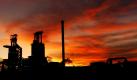 Hinter zwei Hochöfen von ThyssenKrupp ging im Duisburger Stadtteil Marxloh die Sonne unter. Mit einem drastischen Rückgang der Rohstahlproduktion um 30 Prozent auf voraussichtlich 32 Millionen Tonnen wird 2009 als Krisenjahr in die Geschichte der deutschen Stahlindustrie eingehen.  Foto: dpa