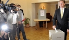 Der FDP-Parteivorsitzende Guido Westerwelle (r.) wirft am Sonntag (27.09.09) in Bonn in einem Wahllokal seinen Stimmzettel fuer die Bundestagswahl 2009 in eine Wahlurne. Ueber 62 Millionen Wahlberechtigte sind am Sonntag in Deutschland aufgerufen, fuer die naechsten vier Jahre einen neuen Bundestag zu waehlen. Zur Wahl treten 27 Parteien und 3556 Kandidaten an, die um mindestens 598 Mandate kaempfen. (zu ddp-Text) Foto: Henning Kaiser/ ddp Foto: ddp