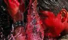 Ein Junge in Indien bespritzt sich mit farbigem Wasser. In Allahabad wird Holi, das Fest der Farben gefeiert. Foto: ap