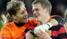 Er verhalf dem SC Freiburg zum ersehnten ersten Sieg seit Anfang November: Der eingewechselte Matthias Ginter (rechts) schoss kurz vor Schluss den Siegtreffer im Kellerduell gegen den FC Augsburg. Es war das erste Tor im ersten Bundesligaspiel für den gerade 18 Jahre alt gewordenen Mittelfeldspieler. Foto: dpa