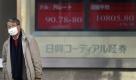 Angst vor toxischen Wertpapieren oder modisches Accessoire? In Japan tragen viele Menschen Atemschutzmasken aus Angst vor Ansteckungen. Foto: ap
