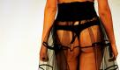 Ein Model präsentiert in Düsseldorf die Mode-Highlights des Handelsunternehmens CA für den Herbst/Winter 2010.  Foto: dpa