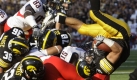 Brandon Wegher setzt die Schwerkraft kurzzeitig außer Kraft - und es lohnt sich.Sein Team aus Iowa gewinnt das College-Football-Spiel gegen Arizona. Foto: ap