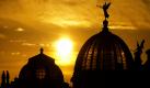 Bei Sonnenaufgang verfärbt sich am Morgen der Himmel über der dunklen Silhouette der Altstadt von Dresden mit den Gebäuden der Hochschule für Bildende Künste. Sonnenschein mit Temperaturen um vier Grad sollen laut Wettervorhersage die kommenden Tage bestimmen.  Foto: dpa