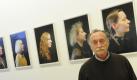 Boris Mikhailov im Sprengel Museum in Hannover vor einer von ihm fotografierten Portraitserie. Foto: Julian Stratenschulte Foto: dpa