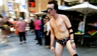 Ein Rollerblader nimmt an der Bademodenparade in Sydney teil. Die Parade findet im Rahmen eines Rekordversuches für das Guinnesbuch statt. Über 200 Menschen haben an der Parade teilgenommen. Foto: ap