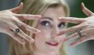 Ein Model präsentiert auf dem Messegelände in Leipzig Ringe der finnischen Labels Aurifaber (links) und Torbjoern Tillander. Auf der Leipziger Uhren- und Schmuckmesse Midora zeigen bis Montag 220 Aussteller aus Europa Neuheiten und Trends der Branche. Foto: ddp