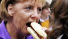 Bundeskanzlerin Angela Merkel (CDU) macht auf ihrer Wahlkampftour von Bonn nach Berlin in Erfurt Station und vertilgt eine Thüringer Bratwurst. Während der Bahnfahrt durch die Republik wirbt die Kanzlerin für soziale Marktwirtschaft.
 Foto: ddp