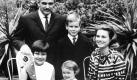 Ob Fürstin Charlene auch so eine Punktlandung schaffen wird? Ihre tote Schwiegermutter, Fürstin Gracia Patricia, brachte genau neun Monate nach ihrer Hochzeit (19. April 1956) Prinzessin Caroline (links) zur Welt, fünf Monate später war sie schon wieder schwanger - diesmal mit Thronfolger Albert. Foto: dpa