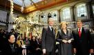 Bundeskanzlerin Angela Merkel (Mitte), Bundesumweltminister Norbert Röttgen (vorne, links) und der Exekutivdirektor des Umweltprogramms der Vereinten Nationen,  Achim Steiner, im Museum für Naturkunde in Berlin bei der Auftaktveranstaltung zum Internationalen Jahr der biologischen Vielfalt. Das von der Uno ausgerufene Jahr soll die Vielfalt von Tier- und Pflanzenarten sowie das Thema Biodiversität stärker ins öffentliche Bewusstsein rücken. Foto: ddp