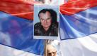 Ein bosnischer Serbe zeigt in Banja Luka, nordwestlich von Sarajevo, mit einem Bild von Ratko Mladic und einer Flagge seine Unterstützung für den ehemaligen Serbenführer. Mehr als 10.000 Menschen versammelten sich zu diesem Zweck im Zentrum der Stadt. Mladic wird vorgeworfen, während des Bosnienkrieges in den Jahren 1992 bis 1995 Kriegsverbrechen verübt zu haben. Foto: dapd