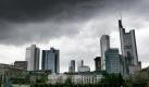 Regenwolken über Frankfurt am Main: Die Fälle von Kapitalanlagebetrug, Marktmanipulation und Insiderhandel nehmen zu, sagt das BKA. Foto: dpa