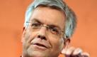 Der bisherige ZDF-Programmdirektor Thomas Bellut (56) wird neuer Intendant des Senders und damit im März 2012 Nachfolger von Markus Schächter. Wie das ZDF mitteilte, wählte der Fernsehrat am Freitag Bellut bereits im ersten Wahlgang mit überwältigender Mehrheit zum neuen Chef. Er erhielt bei der Abstimmung in Berlin 70 Ja-Stimmen von den 73 anwesenden Fernsehräten. Foto: dpa
