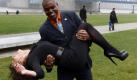 Der ehemalige Leichtathletik-Olympiagewinner Carl Lewis und die rumänische Kunstturnerin Nadia Comaneci werben vor der Tower Bridge in London für den Countdown-Beginn der Olympischen Spiele in der britischen Hauptstadt: Noch 500 Tage sind es bis zum großen Sportevent. Heute läuft auch der Ticketverkauf für die Spiele in London an.  Foto: dapd