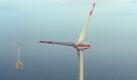 Die Luftaufnahme vom Mittwoch (06.04.11) zeigt sich drehende Windraeder rund einhundert Kilometer nordwestlich von Borkum (Kreis Leer) in der Nordsee im Nordsee-Windpark BARD Offshore 1. Die Wassertiefe betaegt rund 40 Meter. Die Installation hat im Maerz 2010 begonnen. Insgesamt sollen 80 Windenergie-Anlagen aufgestellt werden. Nach Angaben der Firma Bard wird seit Dezember 2010 der erste Strom ins Netz eingespeist. Bislang sind 17 Anlagen fertig. Foto: Carmen Jaspersen/Pool/dapd Foto: ddp