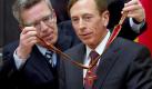 Volle Konzentration: Bundesverteidigungsminister Thomas de Maiziere (CDU) verleiht in Washington, USA, das große Verdienstkreuz mit Stern an den CIA-Chef David Petraeus (r). Foto: Hannibal Foto: dpa