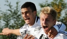 Der Deutsche Alexander Hahn feiert den Sieg mit seinem Teamkollegen Murat Bildirici. Deutschland gewann 2:1 gegen die Türkei. Foto: dpa