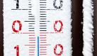 In der Nähe von Schierke auf dem verschneiten Brocken zeigt ein Thermometer, dass dort mit Temperaturen um den Gefrierpunkt noch der Winter herrscht. Der höchste Harzgipfel liegt Anfang Mai unter einer Schneedecke. In der Nacht sind auf dem Brocken fünf Zentimeter Schnee gefallen. Foto: dapd