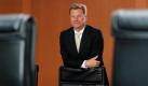 Bundesaußenminister Guido Westerwelle wartet im Bundeskanzleramt auf den Beginn einer Kabinettssitzung. Foto: dpa