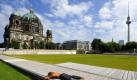 Ein Mann schläft auf dem Schlossplatz in Berlin, während im Hintergrund der Berliner Dom (links) und der Fernsehturm (rechts) zu sehen sind. Noch kann sich der Passant bei schönem Wetter und milden Temperaturen auf dem Schlossplatz entspannen. Laut dem Deutschen Wetterdienst gelangt jedoch von Nordwestern her relativ kühle Meeresluft nach Deutschland. Foto: ap