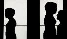 Eine Besucherin betrachtet in der Ausstellung Wahlverwandtschaften II die Holzskulpturen unter dem Titel Torsi von Stephan Balkenhol im Neuen Museum in Weimar. Die Ausstellung ist bis zum 14. Februar 2010 geöffnet. 
 Foto: ap