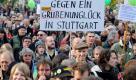 Gegner des Bahnprojekts Stuttgart 21 sind in der baden-württembergischen Landeshauptstadt erneut auf die Straße gegangen. Befürworter auch. Foto: dpa