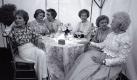 Stelldichein der Ersten Frauen im Staate: Bei der National Garden Gala 1994 sitzen Nancy Reagan, Lady Bird Johnson, Hillary Clinton, Rosalynn Carter, Betty Ford und Barbara Bush zusammen an einem Tisch. Foto: wikipedia