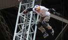 Mit einem waghalsigen Sprung vom Eiffelturm hat der mehrfache Halfpipe-Weltmeister Taig Khris einen Weltrekord im Inliner-Sprung aufgestellt. Der 34-jährige Extremsportler stürzte sich vom ersten Stock des Stahlturmes in die Tiefe auf eine 30 Meter hohe Rampe. Dabei beschleunigte er auf 60 Stundenkilometer, bis er mit den Rollen auf der Holzrampe aufkam. Die Wahnsinnsfahrt endete in Schaumstoffwürfeln vor einem riesigen Airbag. Foto: ap