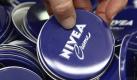 ARCHIV: Ein Mann greift in Hamburg in der Produktion des Chemiekonzerns Beiersdorf nach einem Deckel fuer eine Dose der Hautcreme Nivea (Foto vom 02.03.10). Beiersdorf veroeffentlicht am Donnerstag (06.05.10) in Hamburg das Ergebnis fuer das 1. Quartal. Foto: Philipp Guelland/ddp Foto: ddp