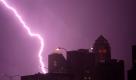 Ein Blitz schlägt in Des Moines, Iowa, ein.  Foto: ap