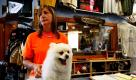 Dodie Vegas steht mit ihrem Hund hinter dem Tresen ihres Ladens auf der US-amerikanischen Insel  Grand Isle vor New Orleans in Louisiana. Die Angst vor der Ölkatastrophe ist so groß, dass Menschen sich über Ölgeruch beschweren, wo keiner ist. Foto: ap