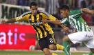 Betis Sevillas Jeff Montero (r) im Zweikampf mit Saragossas Efrain Juarez. Foto: dpa