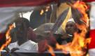 Protesters burn an altered American flag during a rally held near the U.S. Embassy in Manila, Philippines, to coincide with the 112th Philippine Independence Day celebration Saturday, June 12, 2010, which also serves as the 'legacy parade' of outgoing Philippine President Gloria Macapagal Arroyo after nine years in office. The protesters lamented the alleged huge budget allocated for the celebration and scored alleged US intervention in the country's march towards 'genuine independence.' (AP Photo/Bullit Marquez) Foto: ap
