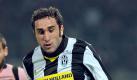 ARCHIV - Cristian Molinaro (r) von Juventus Turin in Aktion im Serie A Spiel US Palermo (Archivfoto vom 21.02.2009). Der Wechsel des Linksverteidigers Cristian Molinaro von Juventus Turin zum Fußball-Bundesligisten VfB Stuttgart ist perfekt. Der Italiener unterschrieb am Dienstag im Trainingslager der abstiegsbedrohten Schwaben im spanischen La Manga einen Vertrag über eine Ausleihe bis zum Saisonende, teilte der Tabellen-15. auf seiner Internetseite mit. Foto: Mike Palazzotto (zu dpa 0494 vom 05.01.2010) +++(c) dpa - Bildfunk+++ Foto: dpa