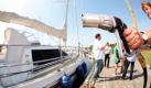 Einmal voll tanken für die Yacht bitte: Lothar Andert, Verkaufsleiter der Firma Progas, demonstriert in Hooksiel mit einem Zapfhahn die erste Flüssiggas-Tankstelle für Boote in der Nordsee. Das Dortmunder Unternehmen errichtete die erste Bootgas-Tankstelle in dieser Region auf dem Gelände der Hooksieler Werft. Foto: ddp