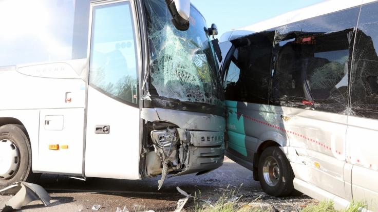 Zwei Schulbusse stehen nach einem Unfall in Göggingen (Baden-Württemberg) auf der Straße. Bei einem Zusammenstoß von zwei Schulbussen sind mehrere Kinder leicht verletzt worden.
