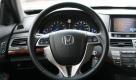 Das Cockpit zeigt wenige Überraschungen und orientiert sich größtenteils an den Vorgaben der anderen Honda-Modelle Accord und Legend. Dabei liegen Instrumente und Bedienelemente am griffigen Lenkrad gut im Blick, doch die Mittelkonsole ist unübersichtlich und überfrachtet.  Foto: press-inform