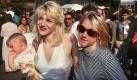 Der Sänger der US-amerikanischen Kult-Rockband 'Nirvana', Kurt Cobain (r), und seine Frau Courtney Love sind mit Töchterchen Love am 02.09.1993 in Los Angeles auf dem Weg zur 'MTV-Video Music Award'-Verleihung. Cobain beging 1994 Selbstmord. Foto: Marcel Noecker dpa (zu dpa-Korr 'Am Leben gescheiterte Rocklegende: Kurt Cobain starb vor zehn Jahren' vom 03.04.2004) Foto: dpa