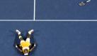 Nach dem verwandelten Matchball im Finale lässt sich die US-Amerikanerin zu Boden fallen. Für Serena Williams ist es bereits der fünfte Erfolg in Melbourne. Foto: dpa