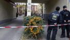 Ein Nachbar entdeckte einen Müllsack, in dem ein totes Baby lag. In der Wohnung, aus der es fiel, wohnt ein polizeibekannter Gewalttäter. Jetzt ermittelt die Mordkommission. Der Durchgang zum Hinterhof des Berliner Mehrfamilienhauses wurde von der Polizei sofort abgesperrt. Foto: dpa