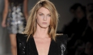 Bei Balmain glitzern die Models um die Wette. Für die Weihnachts- und Silvesterzeit ist dieser Trend genau das Richtige. Foto: dpa