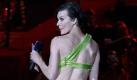 Schauspielerin Milla Jovovich präsentierte sich  in grellem Grün - auch eine Gesangseinlage gab sie auf der anschließenden Party zum besten. Foto: dpa