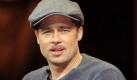 Eine der berühmtesten Globetrotter-Familien der Welt, Brad Pitt (46), Angelina Jolie (35) und ihre sechs Kinder, sind wieder zusammen. Laut People traf jetzt auch Pitt in Budapest ein. Er hatte das zweijährige Zwillingspärchen Vivienne und Knox bei sich. Der Schauspieler, Regisseur und Produzent dreht in Boston den Film Moneyball, während Jolie die Regie einer Liebesgeschichte aus dem jugoslawischen Bürgerkrieg führt. Nach Angaben von People hat das Paar eine Villa am Stadtrand von Budapest gemietet. Ihre beiden älteren Kinder, Maddox und Pax, sollen dort an einer französisch-amerikanischen Schule unterrichtet werden. Ihre etwas jüngeren Geschwister Zahara und Shiloh sind in der gleichen Schule im Kindergarten angemeldet. (dpa) Foto: dpa