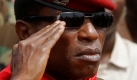 Guinea's military leader Capt. Moussa Dadis Camara salutes as Burkina Faso's President Blaise Compaore, unseen arrives at the airport, in Conakry, Guinea, Monday, Oct. 5, 2009. Burkina Faso's President Blaise Compaore arrived in Guinea for peace talks after recent violence in the capital city of Conakry Foto: ap