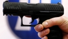 Ein Polizeibeamter präsentiert die neue Dienstwaffe der Hamburger Polizei. Mit der Walther P99Q erhalten Hamburgs Polizisten eine der modernsten Waffen, die den neuesten technischen Richtlinien für Polizeipistolen entspricht. Die Walther P 99Q löst die alte Pistole der Firma SIG-Sauer ab, die seit 1979 zur Ausrüstung gehörte
 Foto: dpa