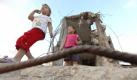 Palestinian refugees girls play among the rubbles of a building, before breaking of the fastings during the Islamic holy month of Ramadan in the east of Jabaliya refugee camp, northern Gaza City, 24 August 2010. EPA/MOHAMMED SABER +++(c) dpa - Bildfunk+++ Foto: dpa