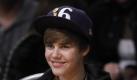 Performer Justin Bieber watches the Los Angeles Lakers and Houston Rockets play during the second half of an NBA basketball game in Los Angeles, Tuesday, Oct. 26, 2010. The Lakers won 112-110. (AP Photo/Chris Carlson) Foto: ap